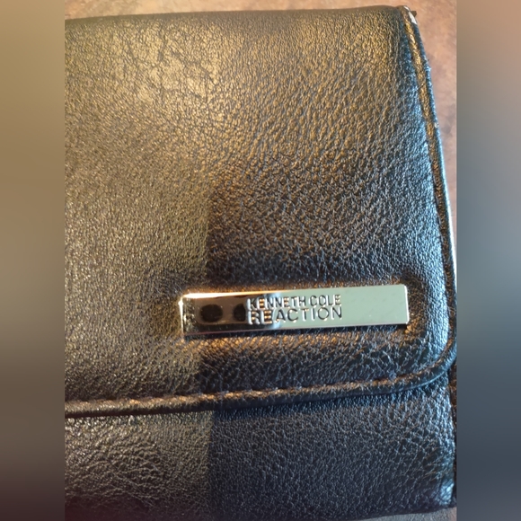 Kenneth Cole Reaction Large Flip Wallet - Picture 2 of 11